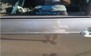 Beograđanima na vozilo urezali ustaške simbole 