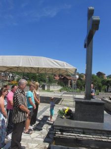 Prisluživanjem svijeća za pokoj duša nastradalih i polaganjem cvijeća uz centralni spomen krst na gradskom groblju u Bratuncu, danas su obilježene 24 godine od stradanja 14 srpskih civila u bratunačkom selu Zagoni.