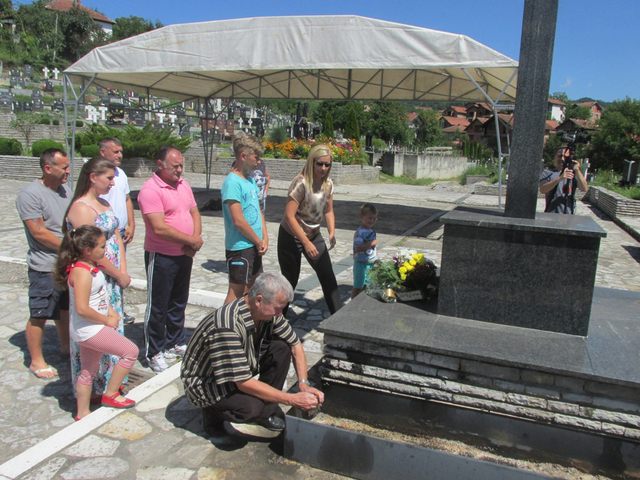 Prisluživanjem svijeća za pokoj duša nastradalih i polaganjem cvijeća uz centralni spomen krst na gradskom groblju u Bratuncu, danas su obilježene 24 godine od stradanja 14 srpskih civila u bratunačkom selu Zagoni