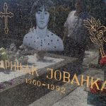 Na groblju Božovac u Foči danas su prisluživanjem svijeća i polaganjem cvijeća obilježene 24 godine od zločina u Jabuci, kada je muslimanska vojska iz Goražda na kućnom pragu svirepo ubila 43 srpska civila i vojnika
