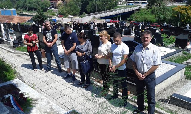 На гробљу Божовац у Фочи данас су прислуживањем свијећа и полагањем цвијећа обиљежене 24 године од злочина у Јабуци, када је муслиманска војска из Горажда на кућном прагу свирепо убила 43 српска цивила и војника