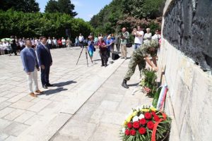 Na fruškogorskom prevoju Iriški venac kod spomenika "Sloboda" danas je održan svečani skup povodom obilježavanja 75. godišnjice dizanja ustanka naroda Srbije u Drugom svjetskom ratu.