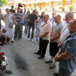 Prisluživanjem svijeća za pokoj duša ubijenih i polaganjem cvijeća kod stare zgrade policijske stanice, u Srebrenici je počelo odavanje počasti Srbima mučenim i ubijenim u srebreničkim logorima u toku posljednjeg rata