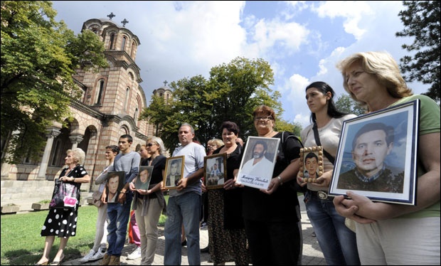 Породице на обележавању Дана несталих у Београду