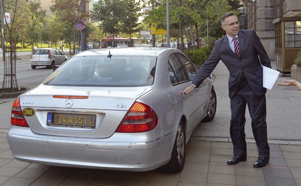 Hrvatski ambasador sa notom u ruci izlazi iz zgrade MSP