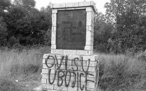 Spomenik palim dalmatinskim partizanima na cesti Knin-Gračac