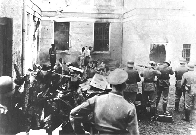 Nemački vojnici streljaju omladince u logoru Sajmište (Foto Vikipedija)