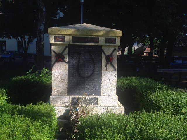 Споменик подигнут у част палим борцима Трешњевке