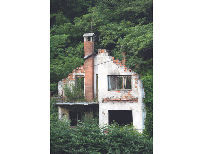 Mnoge kuće u Srebrenici nisu obnovljene posle rata (Foto Tanjug)