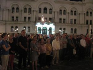 Prisluživanjem svijeća u porti hrama Hrista Spasitelja večeras je u Banjaluci počelo obilježavanje 21 godine od pogroma Srba iz Republike Srpske Krajine u vojno policijskoj akciji Hrvatske "Oluja"