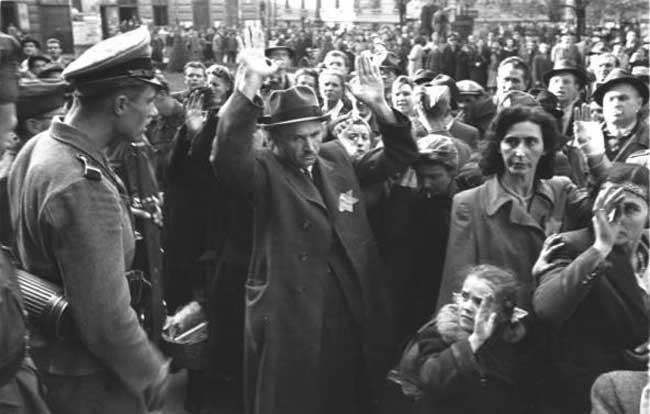 Депортација Јевреја у логоре, Будимпешта 1944. године (Фото Ројтерс/Савезни архив Немачке)