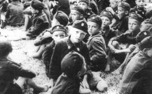 Srpska deca u Jasenovcu obučena u ustaške uniforme