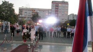 Parastosom i polaganjem vijenaca na centralni spomenik poginulim borcima večeras je u Bijeljini odata počast za 1.567 junaka koji su dali život za stvaranje Republike Srpske i odbranu slobode srpskog naroda