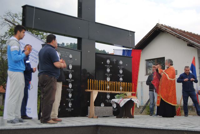У насељу Челопек код Зворника откривен је данас Споменик за 25 бораца Војске Републике Српске, који су погинули у одбрамбено-отаџбинском рату