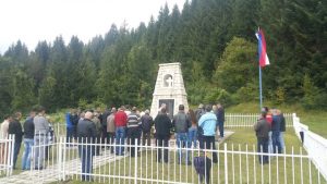 Код споменика на Папратној њиви, на старом макадамском путу Фоча-Калиновик, данас је служен парастос за 42 српска борца и цивила који су погинули у засједи муслиманске војске на данашњи дан прије 24 године