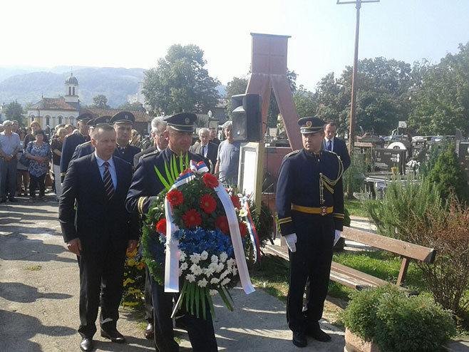 Polaganje vijenaca na groblju Sveti Pantelija u Banjaluci Foto: RTRS