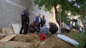 На једној локацији у кругу бивше касарне "Виктор Бубањ" у Сарајеву у току је ексхумација коју по наредби Суда БиХ врши Институт за нестала лица БиХ