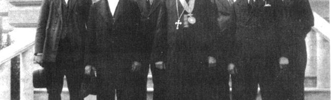 Vladika Sava okružen prijateljima posle hirotonisanja u Sremskim Karlovcima (Foto Lična arhiva)