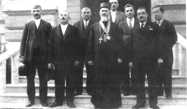 Владика Сава окружен пријатељима после хиротонисања у Сремским Карловцима (Фото Лична архива)