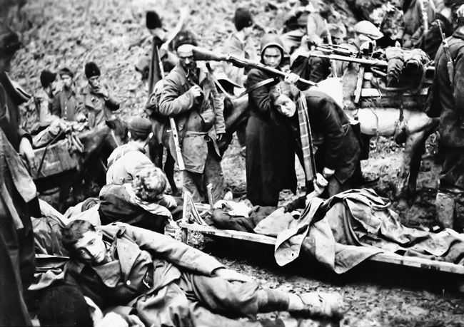 Партизански рањеници на Сутјесци 9. јун 1943. (Фото Википедија)