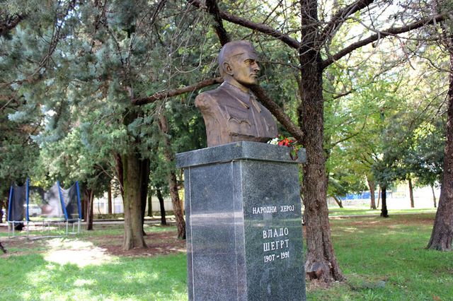 trebinjskom parku u krugu spomen-obilježja palim borcima u borbi protiv fašizma od 1941. do 1945. godine postavljena je spomen-bista narodnom heroju NOR-a Vladi Šegrtu