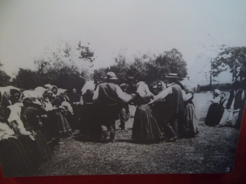 На фотографији је коло пред смиљанском црквом снимљено 1904. године.