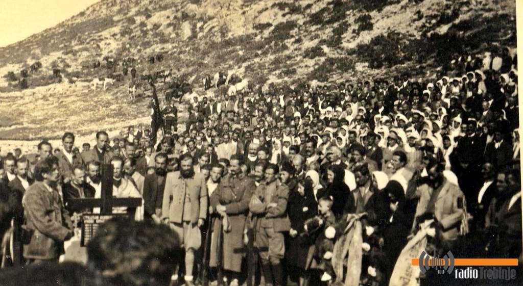 Besjedi potpukovnik Petar Baćović, komandant JVuO u istočnoj Bosni (lijevo od krsta)