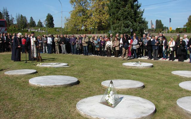 Na Dječijem groblju u Sisku služen je parastos povodom Dana sjećanja na stradanje oko 2.000 srpske ratne siročadi koja su u tom gradu bila zatočena od avgusta 1942. do januara 1943. godine