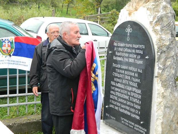 Бранко Савић крај споменика у порти цркве у Цецунима