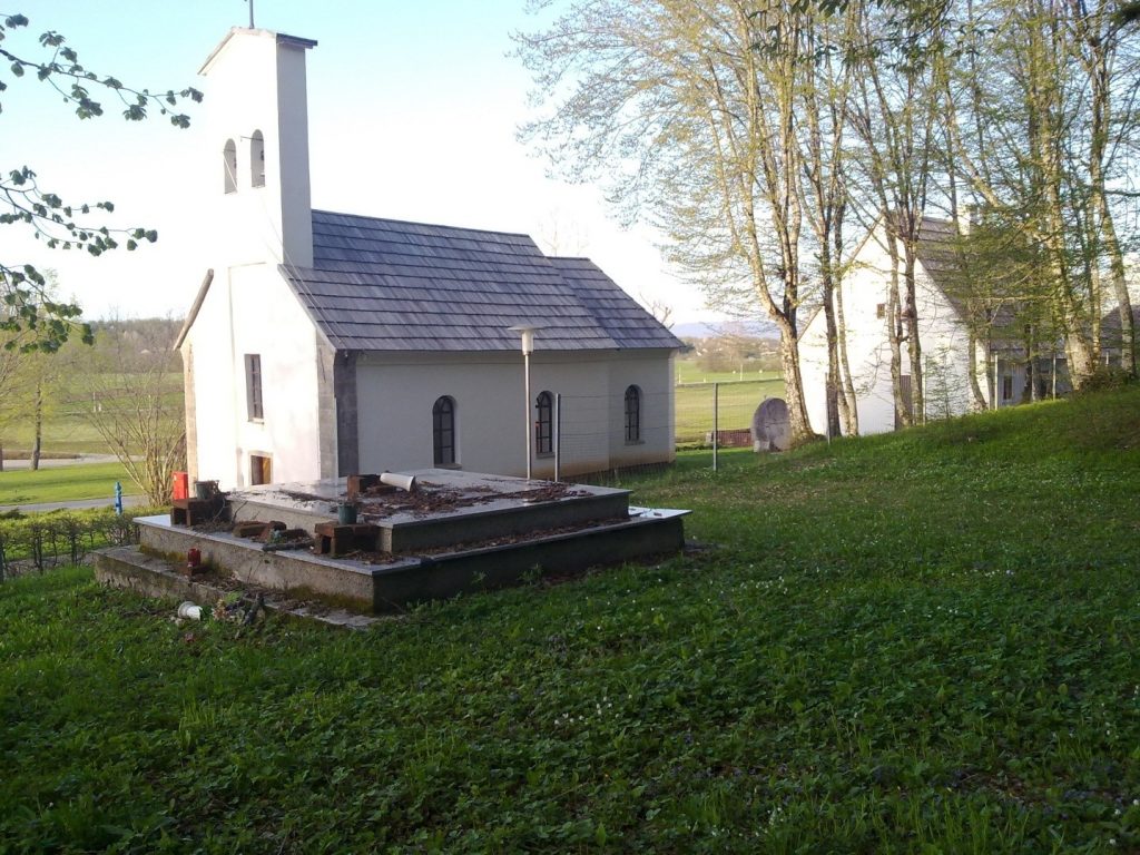 Grobnica sa srpskim žrtvama pored pravoslavne crkve u Smiljanu