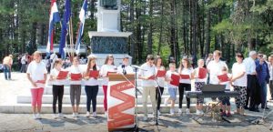 Deca iz Bobote recituju na obeležavanju Dana ustanka u Srbu, avgust 2016. godine