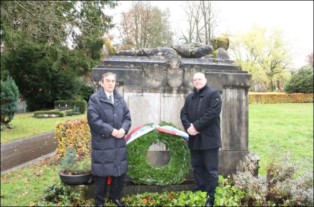 1.Generalni konzul Republike Srbije Božidar Vučurović sa saradnikom položio venac na spomenik srpskim vojnicima u Ulmu