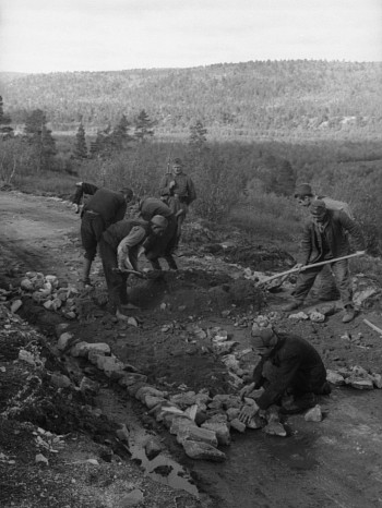 Jugoslovenski zarobljenici ugrađuju kamen na putu od Karašoka do finske granice. Fotografija: Arhiva nemačke vojske, Savezna arhiva Nemačke