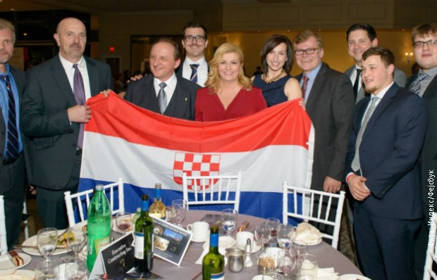 Хрватска председница Колинде Грабар Китаровић са усташком заставом