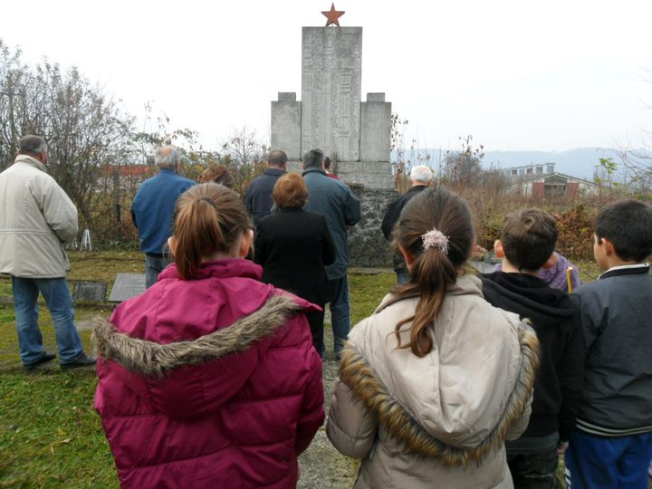 Na mjesnom groblju u Ravnicama kod Novog Grada danas je služen parastos srpskim civilima, stradalim na današnji dan 1943. godine