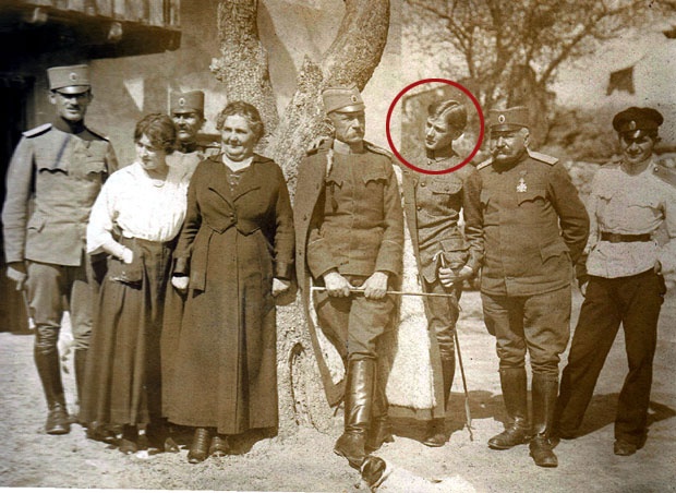 Војвода Живојин Мишић са породицом 1918. године (син Војислав, рођен 1902. године, заокружен на слици)