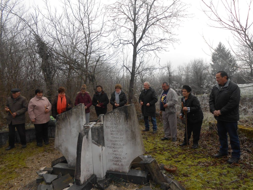 Parastos žrtvama sela Slabinja.