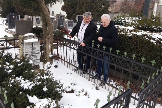 Кузмановић и Лисицин на гробљу