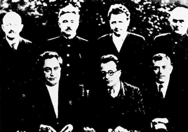 Rukovodstvo iz tridesetih godina: G. Dimitrov, P. Toljati, V. Florin (sede); O. Kusinen, D. Mamulski, K. Gotvald i V. Pieck (stoje)