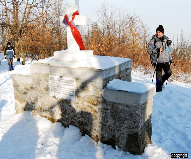 Spomenik nad kosturnicom na Belom kamenu