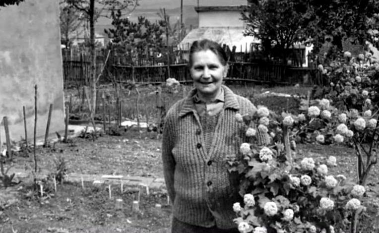 Милунка Савић испред своје куће на Вождовцу