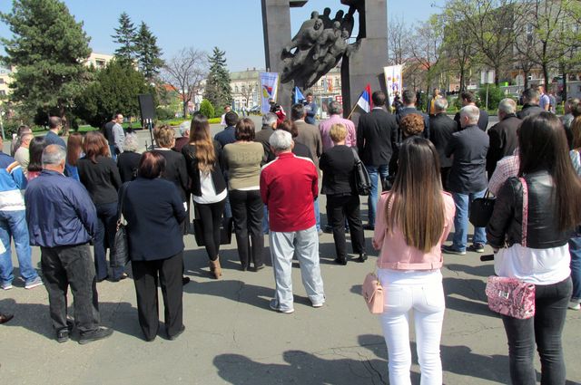 U Bijeljini je danas obilježen Dan stradanja Srba na Teočaku u proteklom ratu i odata počast junacima koji su dali živote za stvaranje Republike Srpske i odbranu slobode srpskog naroda.