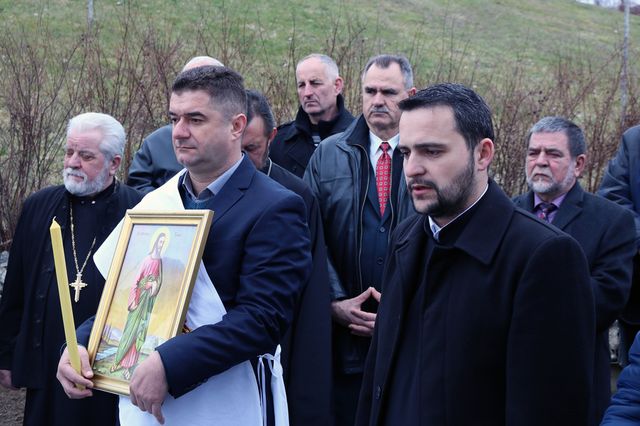 Kum temelja i krsta je Slaviša Đuraš, sin Blagoja kojeg je Azra Bašić prema svjedočenju logoraša zaklala 1992. godine u bivšem Domu JNA.