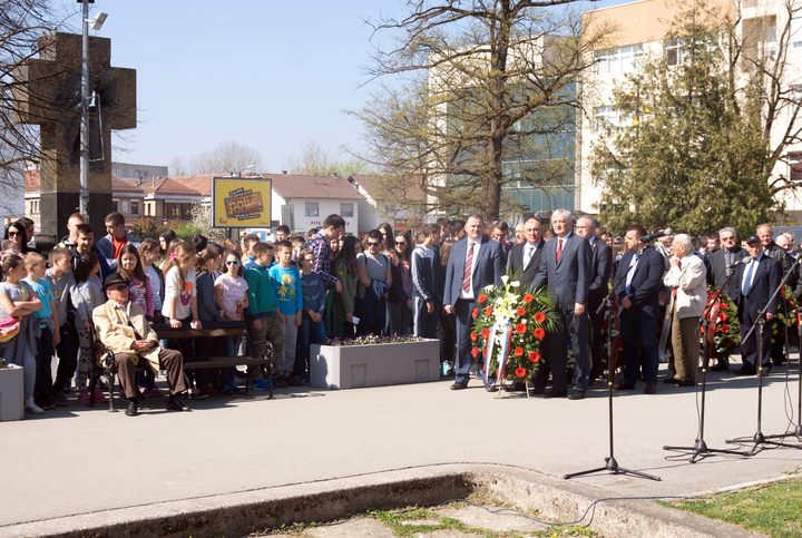 Традиционални историјски час одржан је у Приједору поводом 121 године од рођења и 75. годишњице погибије народног хероја доктора Младена Стојановића, а бројне делегације положиле су вијенце на споменик легендарног партизанског команданта.