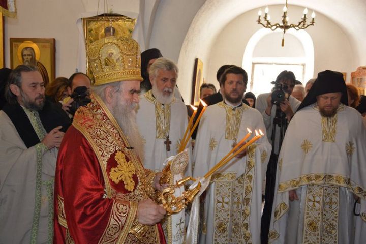 Mitropolit crnogorsko-primorski Amfilohije služio je danas u Cetinjskom manastiru zaupokojenu arhijerejsku liturgiju sa parastosom žrtvama NATO pakta iz Crne Gore, Srbije i cijelog svijeta.