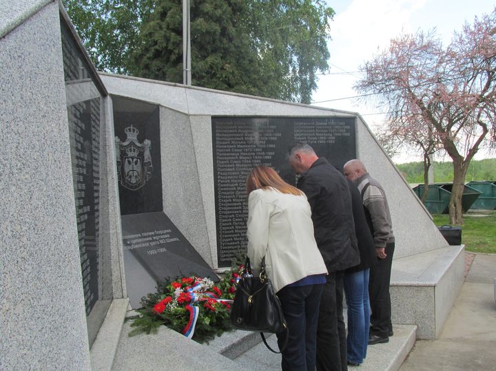 Kod spomen-obilježja u mjesnoj zajednici Šamac služen je pomen za 114 poginulih borca Vojske Republike Srpske /VRS/ i 22 civilne žrtve rata.