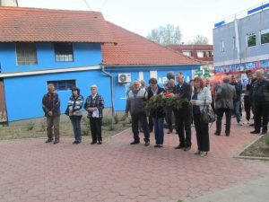 Код спомен-обиљежја у мјесној заједници Шамац служен је помен за 114 погинулих борца Војске Републике Српске /ВРС/ и 22 цивилне жртве рата.