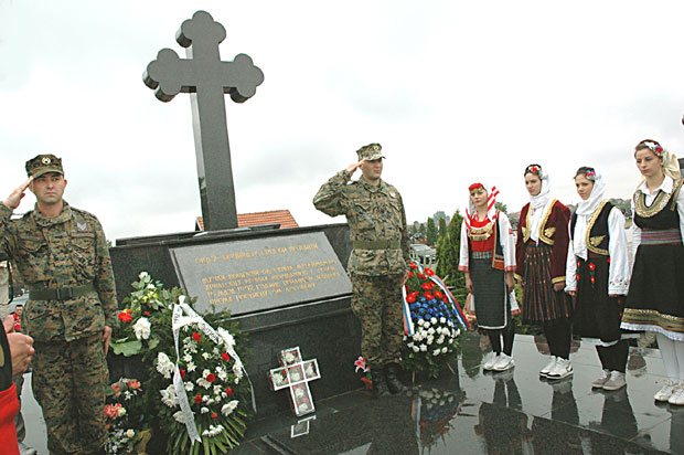 Spomen nastradalima u "Tuzlanskoj koloni" na groblju Pućile, kod Bijeljine Foto Božidar Milošević