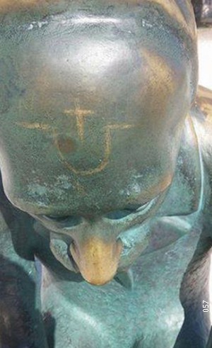 "U" na čelu skulpture Špire Brusine