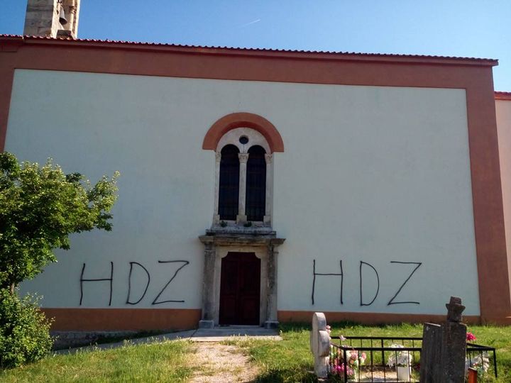 Na svim stranama tek okrečene i obnovljene pravoslavne crkve Svetog Georgija u mjestu Žegar u sjevernoj Dalmaciji velikim slovima ispisano je "HDZ"